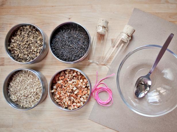 This recipe for sweet orange ginger tea party favors is for four vials of loose tea; multiply to accommodate the number of guests at your party. Mix together four tablespoons black tea and two tablespoons each licorice root, ginger and orange peel.