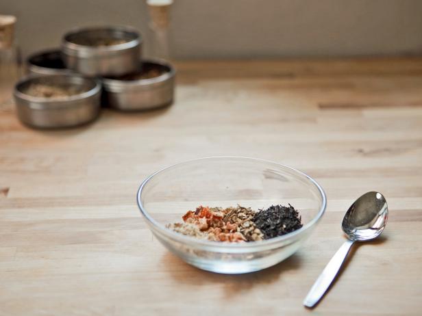 This custom tea blend party favor recipe is for four vials of loose tea; multiply to accommodate the number of guests at your party. Mix together four tablespoons black tea and two tablespoons each licorice root, ginger and orange peel.