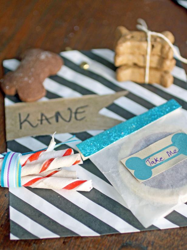 At the end of the pet party, let each pet's parent bag up some of their favorite homemade treats to enjoy throughout the holiday season.