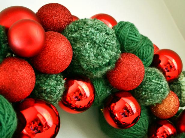 Easy Yarn and Ornament Wreath Easy Yarn and Ornament Wreath