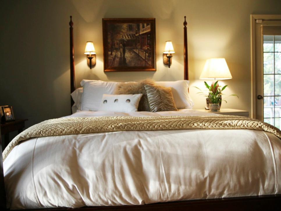 Classic Bedroom With Four-Post Bed, White Bedding and Sconce Lights