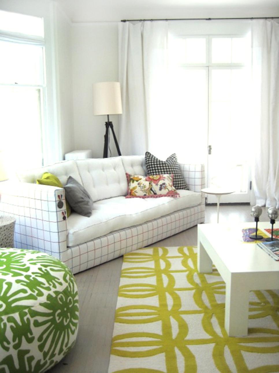 Modern Living Room with Green Rug and White Coffee Table 