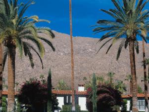CI-Viceroy-Palm-Springs_mountains-courtyard-fountain-palm-trees_s3x4