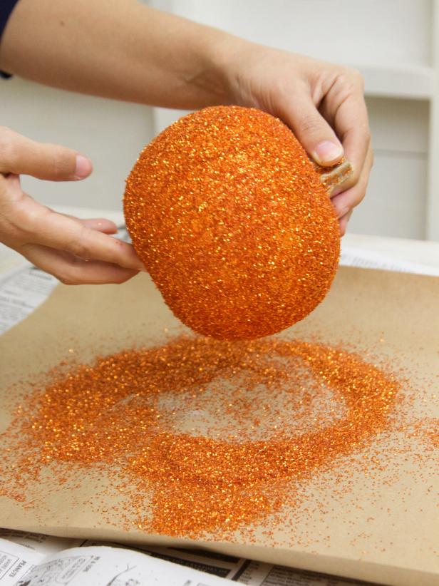 Shake off Excess Glitter Step 4 Shake off Excess Glitter Step 4