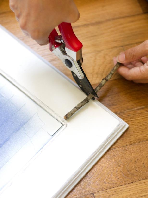 Use a garden clipper to cut several twigs to the same width as the flat part of the mirror frame.
