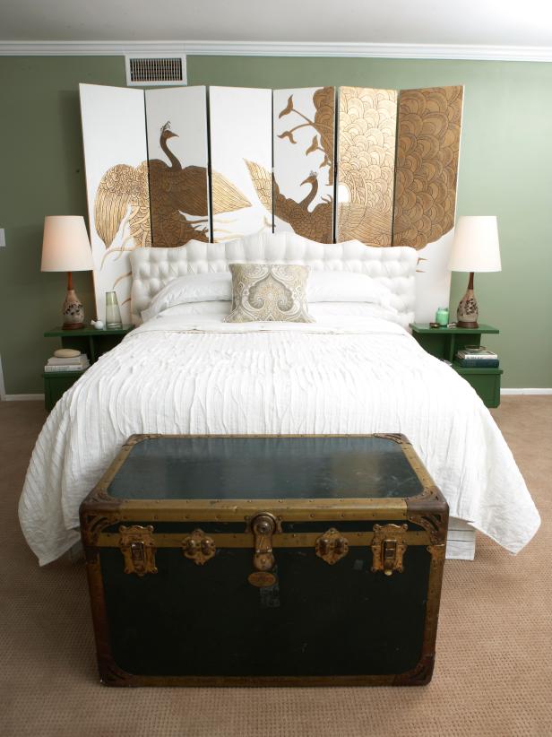 A Green Bedroom is Decorated with Birds A Green Bedroom is Decorated with Birds