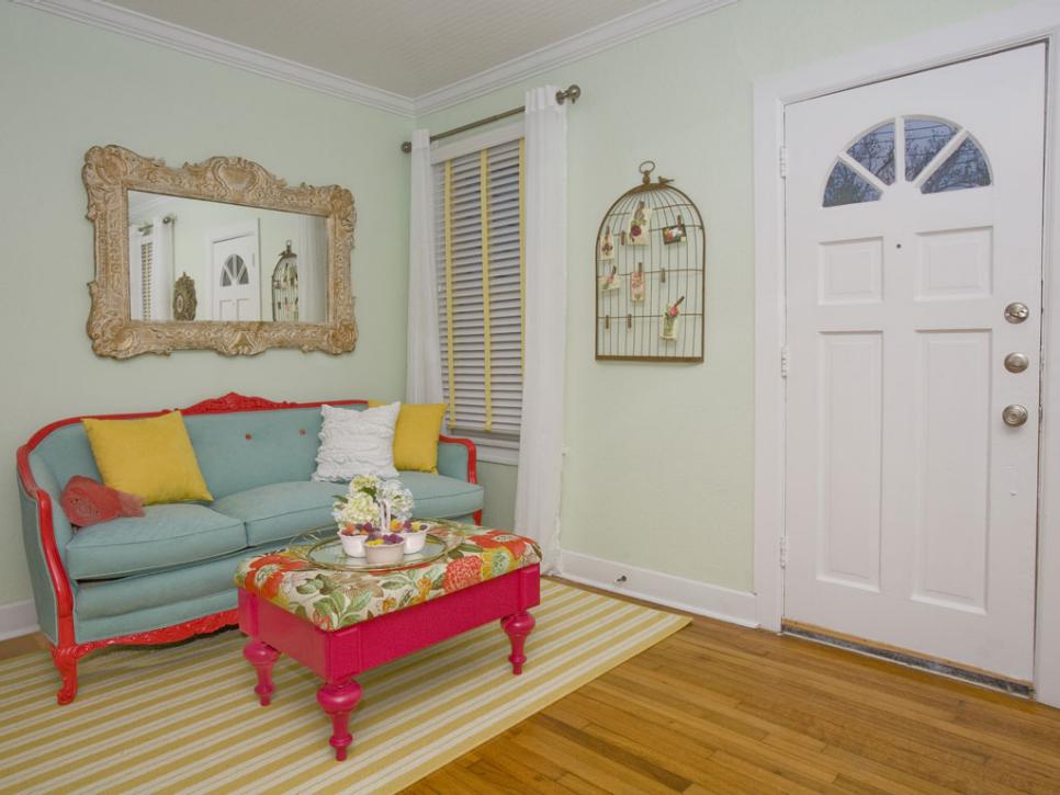 Pink, yellow and blue cottage-style living room