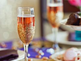 Cheers: Make Champagne Glitter Flutes