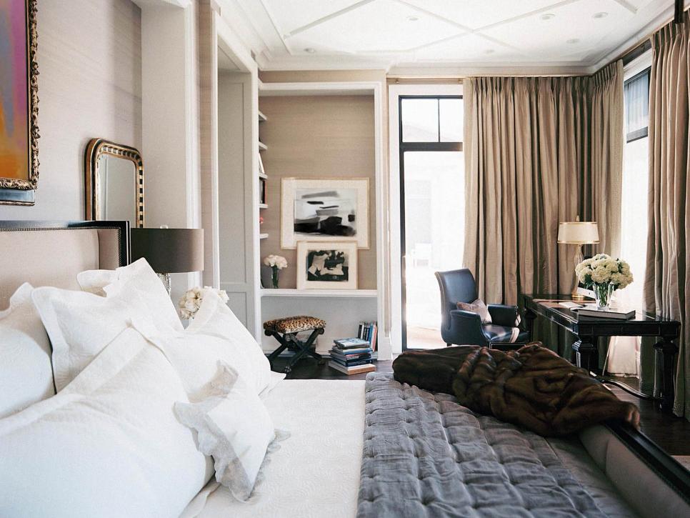 Creamy Art Deco Bedroom With Grasscloth Walls