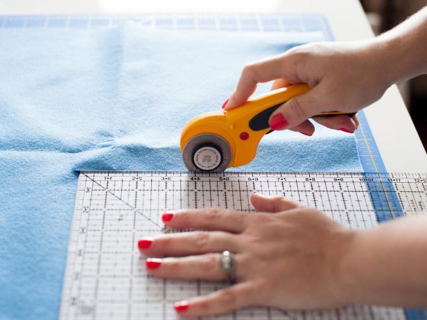 Use a quilting ruler as a straight edge and follow the free pattern (http://hgtv.sndimg.com/HGTV/2013/10/30/original_Michelle-Edgemont-felt-case-patterns.pdf) to cut out the felt.