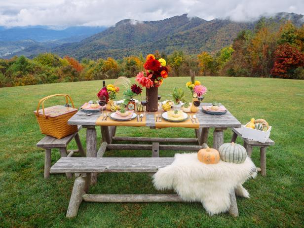 Rustic Table Setting for Outdoor Fall Entertaining Rustic Table Setting for Outdoor Fall Entertaining