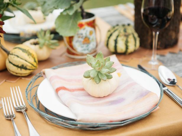 DIY Fall Table Decor With Antique Metal Chargers DIY Fall Table Decor With Antique Metal Chargers