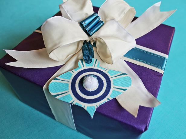 No-Sew Fabric Christmas Decoration as Gift Topper No-Sew Fabric Christmas Decoration as Gift Topper