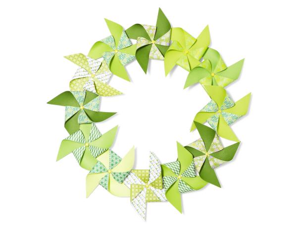 DIY Green Paper Pinwheel Wreath DIY Green Paper Pinwheel Wreath