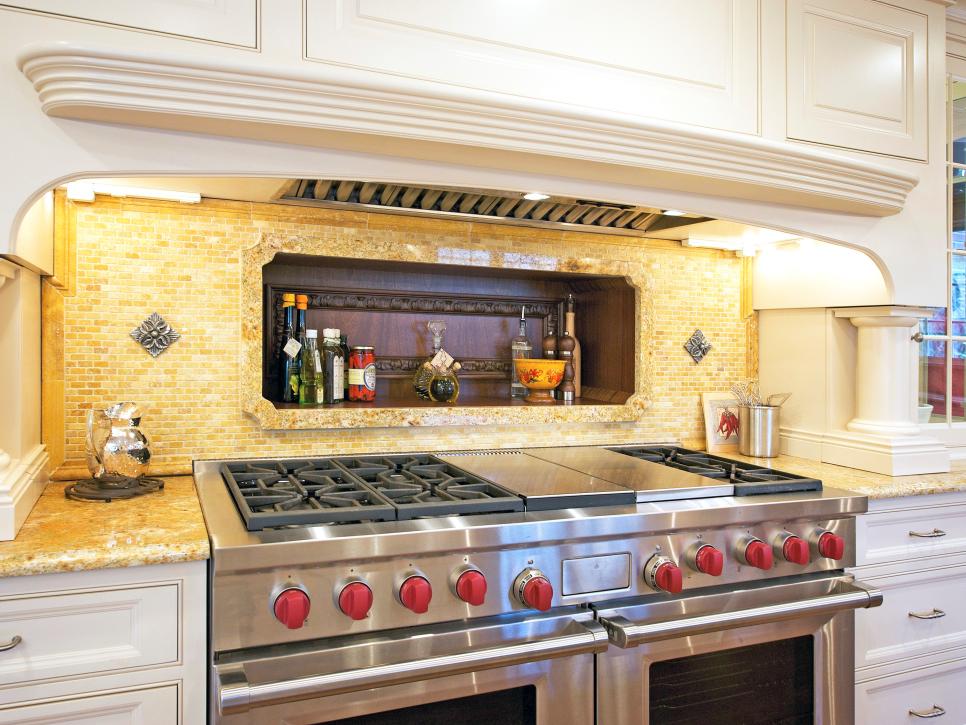 Traditional Kitchen With Stainless Steel Range and Tile Backsplash