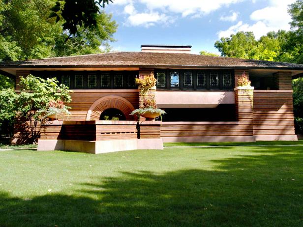 What are some characteristics of Frank Lloyd Wright buildings?