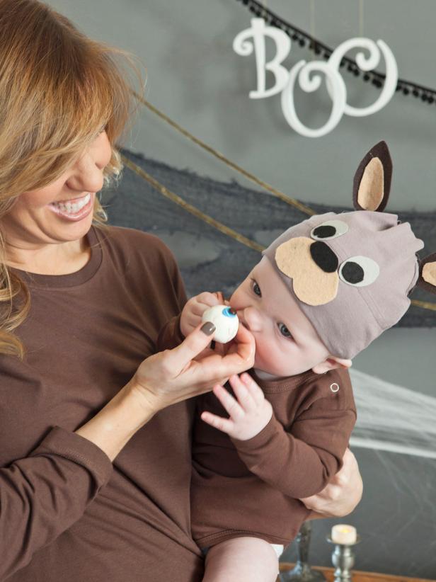 This Halloween, keep baby close and portable by taking a cue from our furry friends down under while wearing the Mama and Baby kangaroo costume.