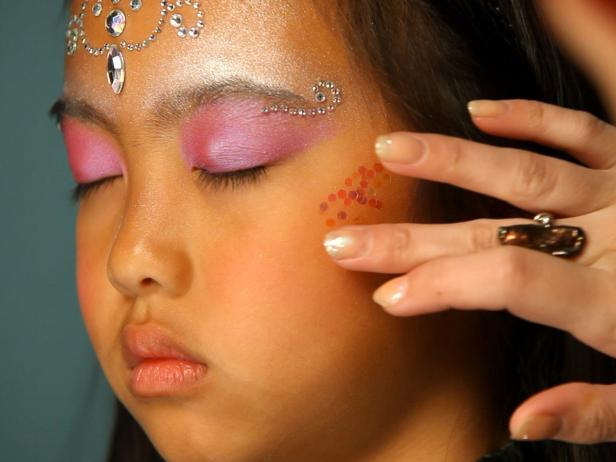 Adding Glitter to Fairy Princess Halloween Makeup Adding Glitter to Fairy Princess Halloween Makeup