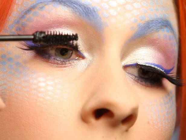 Use mascara to blend eyelashes with false lashes. You can get lashes like these at your local Halloween shop, costume store or beauty supply.