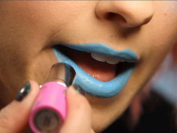 Apply blue lipstick to lips.
