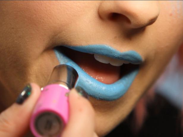 Apply blue lipstick to lips.