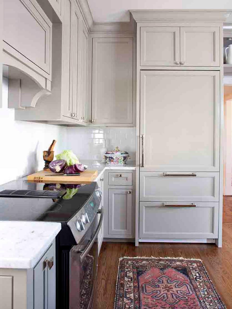 Neutral Kitchen With White Backsplash and Beige Cabinets