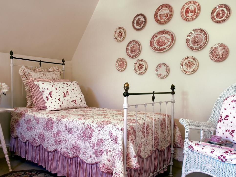 Red & White Bedroom, Plate Gallery Wall, Twin Bed