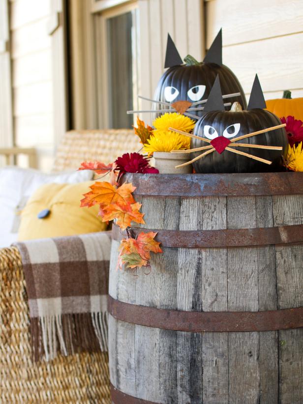DIY Black Cat Halloween Pumpkins on Rustic Barrel DIY Black Cat Halloween Pumpkins on Rustic Barrel
