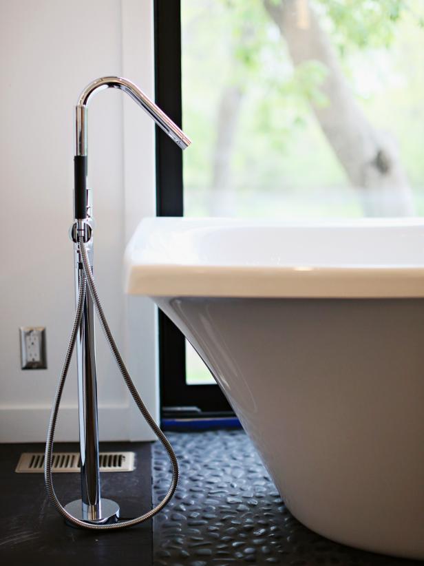 Contemporary Tub With Freestanding Faucet
