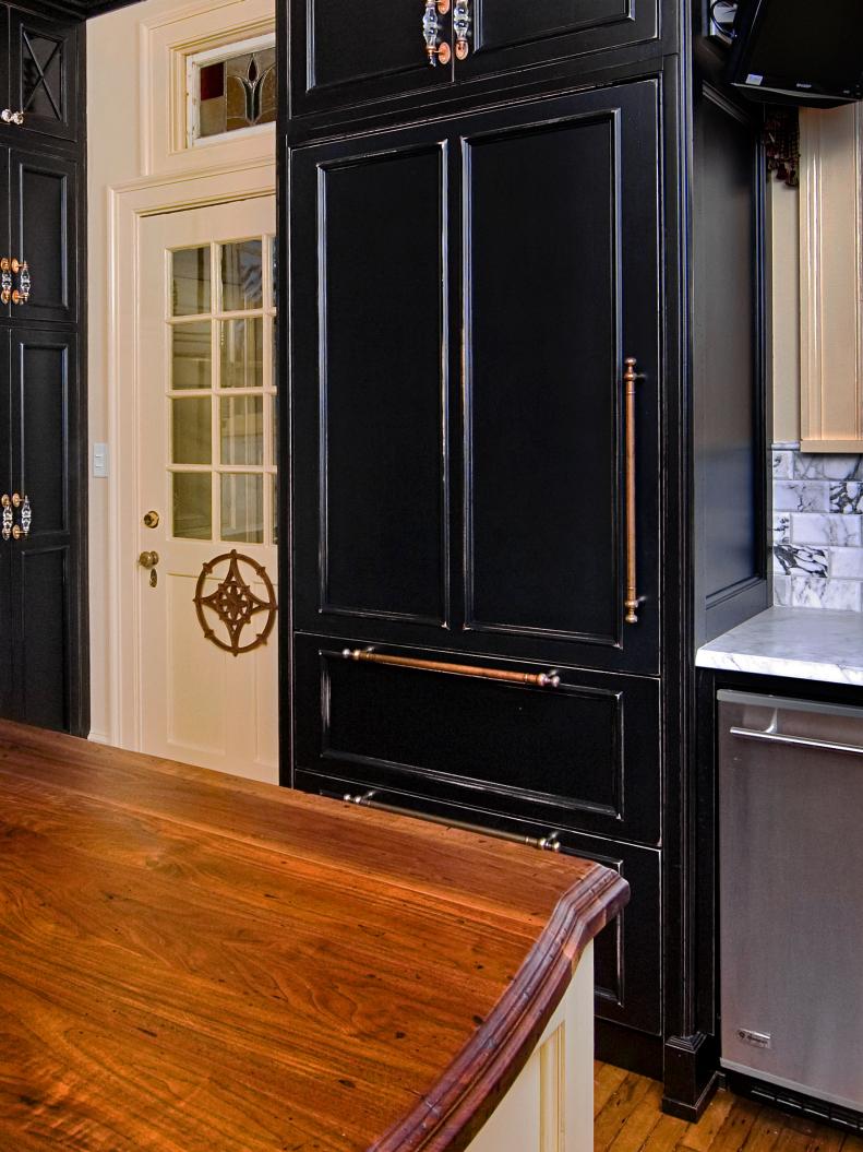Transitional Kitchen with Contrasting Cabinets