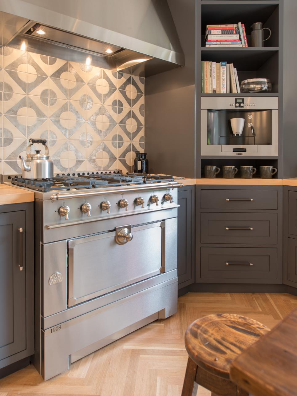 what color cabinets are in style