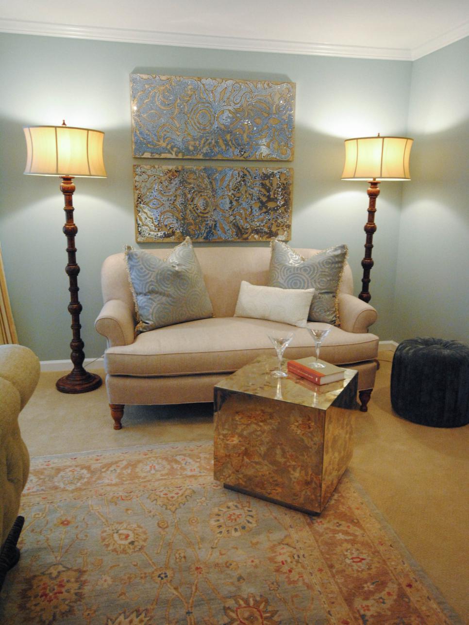 Neutral Sitting Area With Twin Lamps