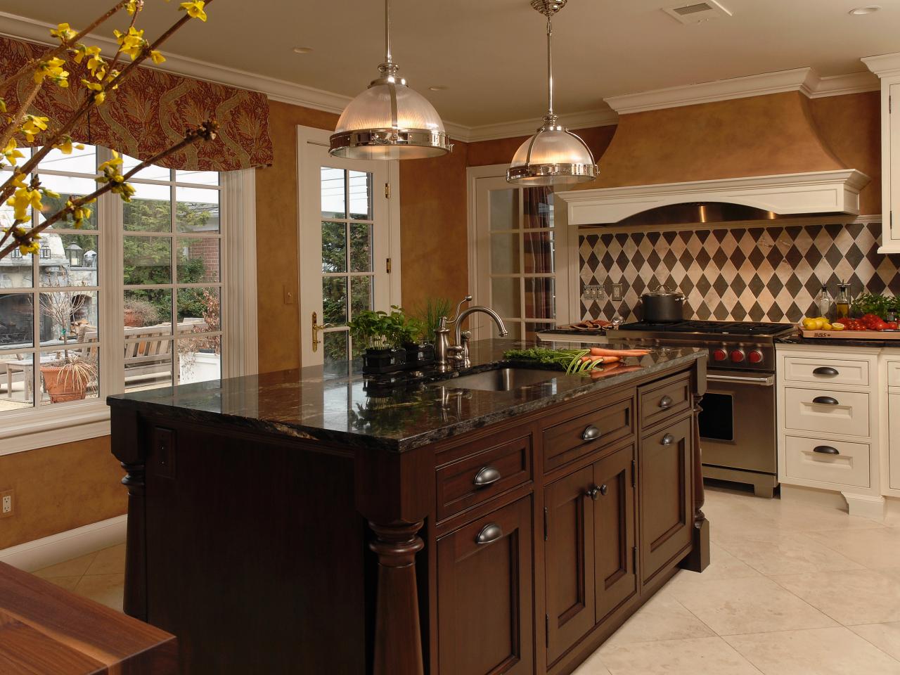 RS_Jennifer-Gilmer-brown-traditional-kitchen-island-lighting_s4x3.jpg.rend.hgtvcom.1280.960.jpeg