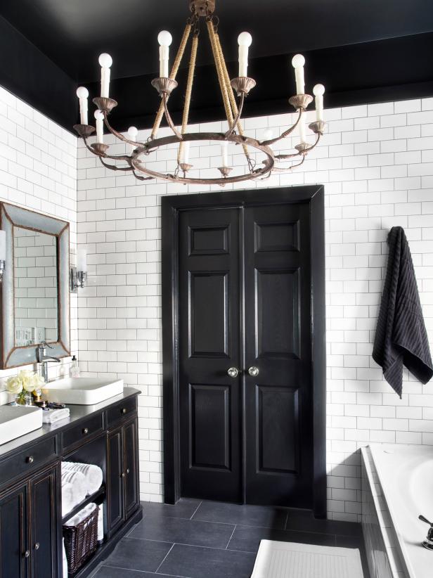 Timeless Bathroom in Black and White Timeless Bathroom in Black and White