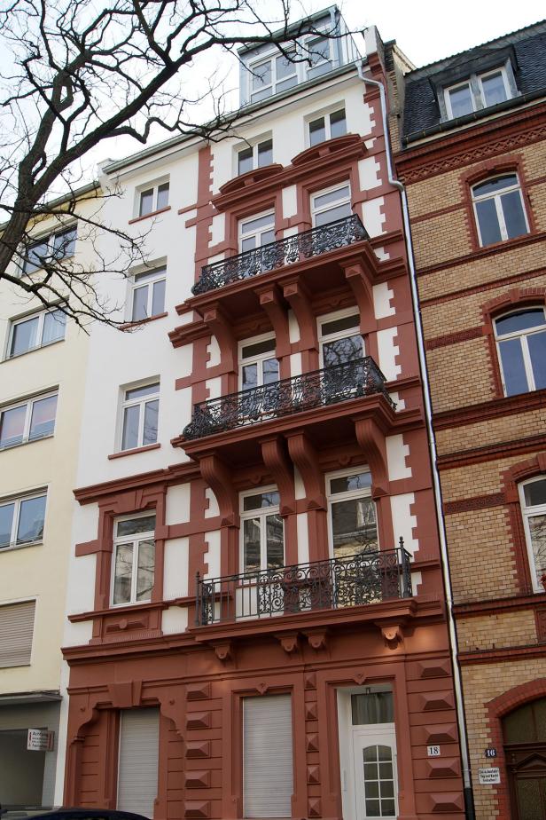 Narrow Apartment Building - Frankfurt, Germany Narrow Apartment Building - Frankfurt, Germany