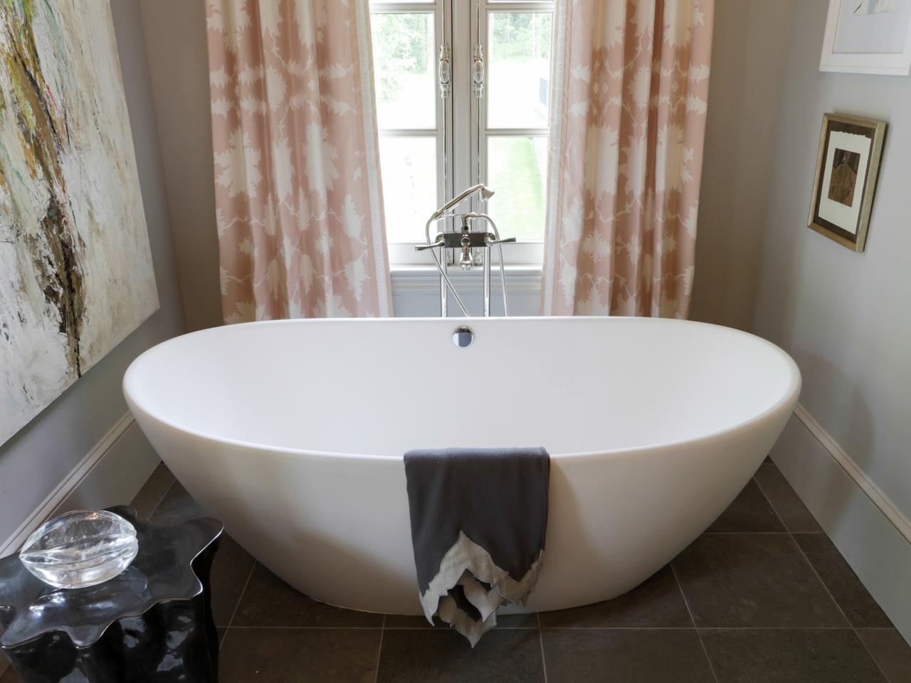 Japanese Soaking Tub Designs: Pictures & Tips From HGTV ...