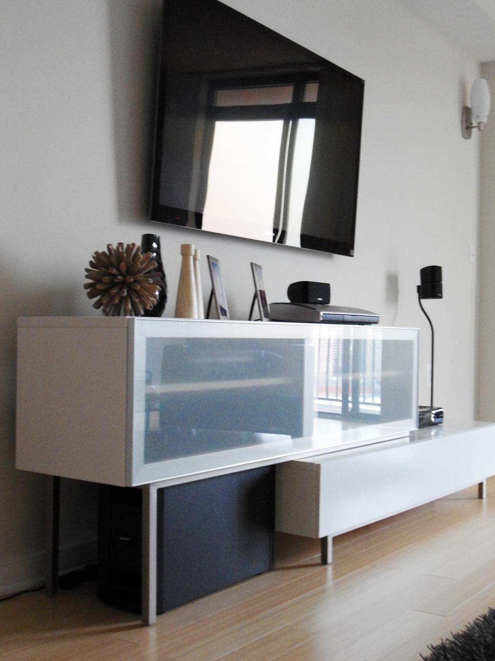 Living Room Flat-Panel TV and Media Storage