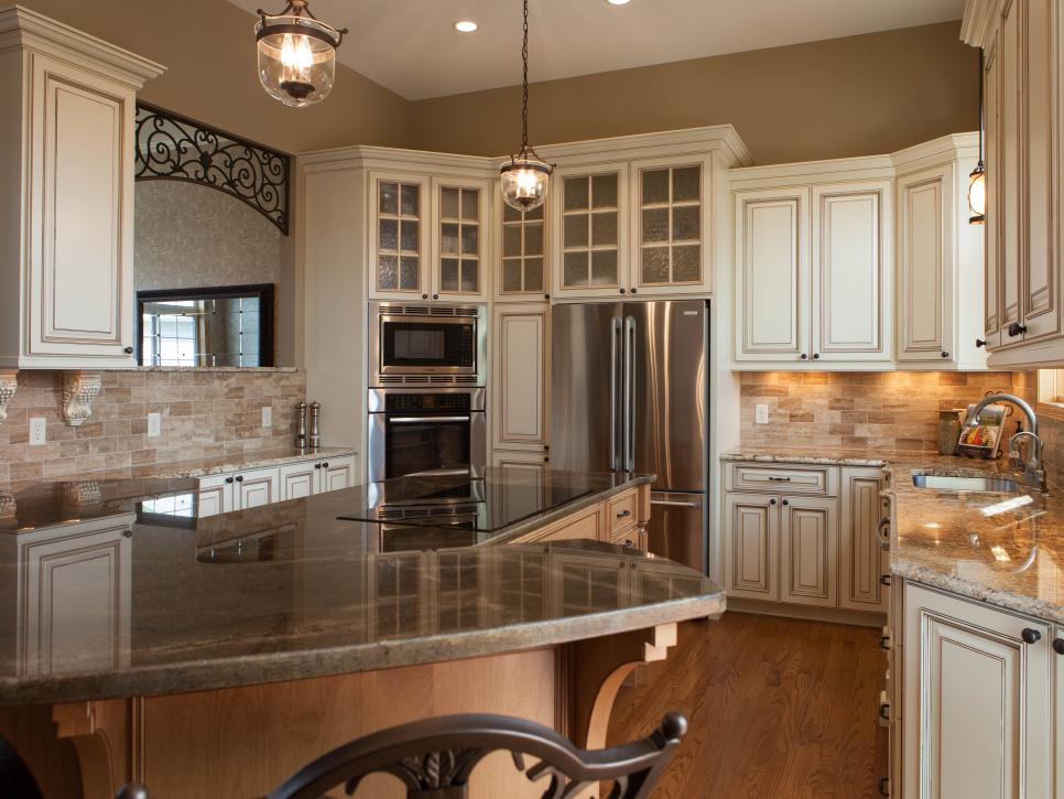 Traditional Kitchen With Ivory Cabinetry and Granite Countertops