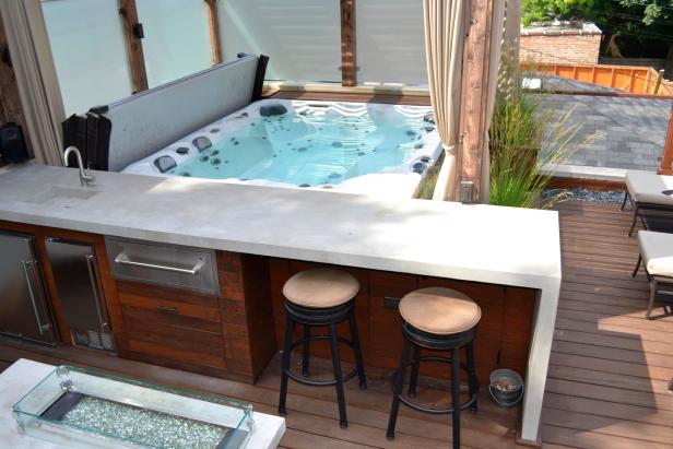 Relaxing Roof Deck With Hot Tub and Bar Relaxing Roof Deck With Hot Tub and Bar