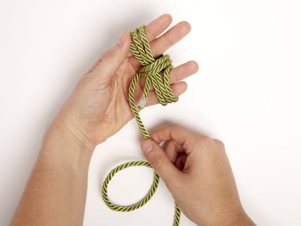 tying a monkey fist knot