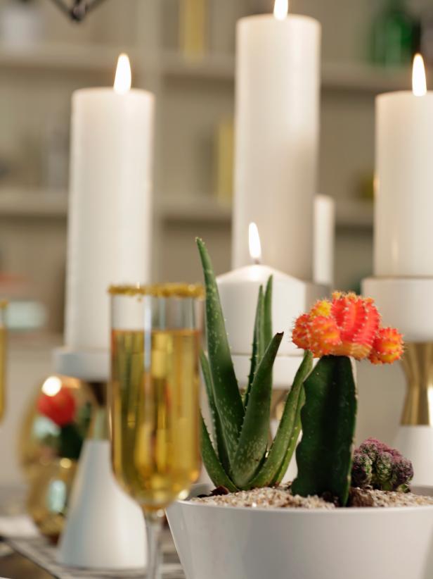 Palm Springs-Inspired Holiday Table Setting Modern Black and White Holiday Table Setting