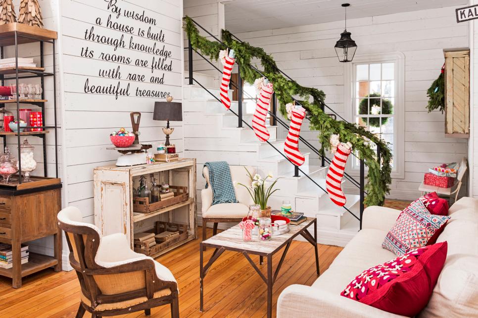 Fixer Upper Hosts Chip and Joanna Gaines Holiday House Tour HGTV