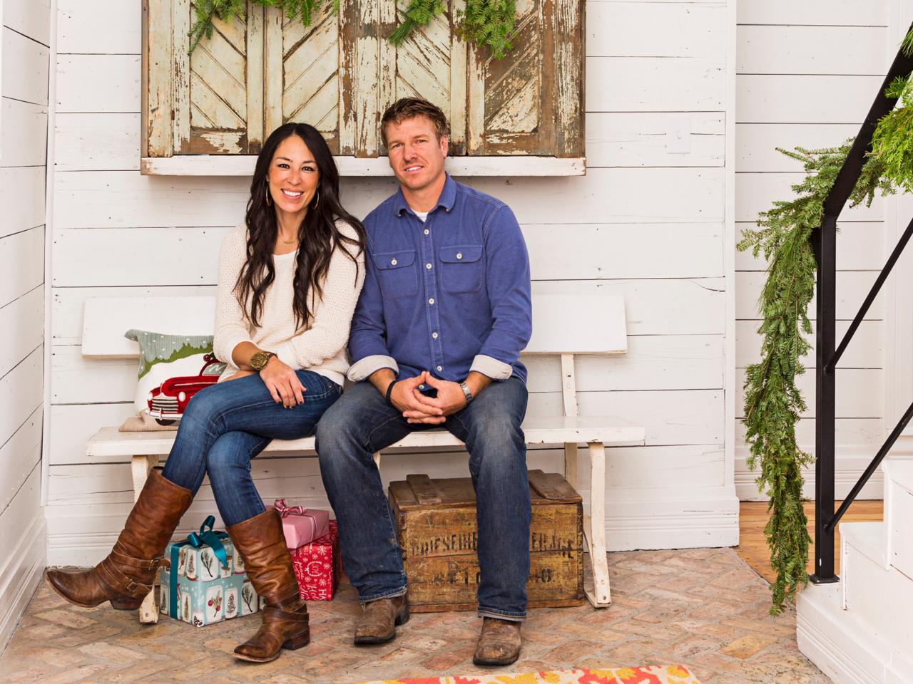 Fixer Upper Hosts Chip and Joanna Gaines Holiday House Tour | Interior 