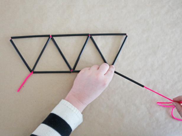 Step 6: Pull the final straw towards your very first knot to create the top half of the diamond shape.