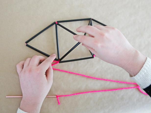 Step 6: Pull the final straw towards your very first knot to create the top half of the diamond shape.