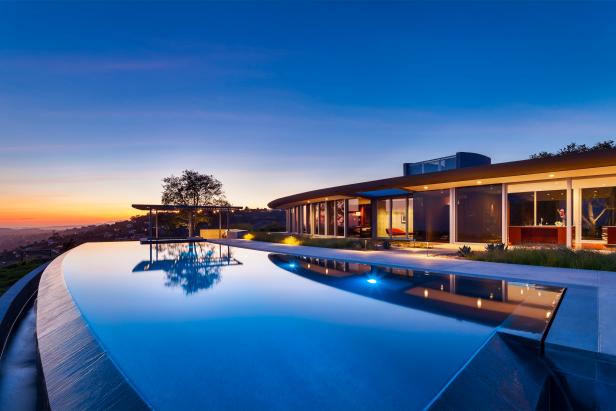 Modern Home Features Stunning Infinity Pool & Quiet Backyard Pergola Modern Home Features Stunning Infinity Pool & Quiet Backyard Pergola