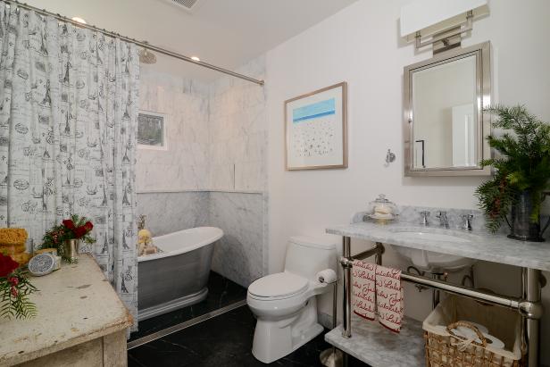 Charming Holiday Decor in Bathroom Charming Holiday Decor in Bathroom