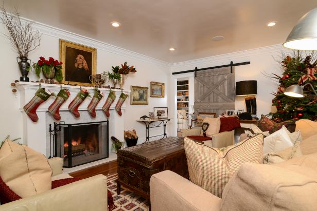 White Country Christmas: Farmhouse Living Room White Country Christmas: Farmhouse Living Room