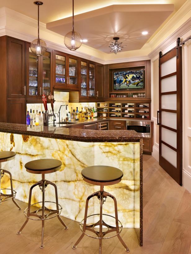 Sports Bar With a Sophisticated Spin Sports Bar With a Sophisticated Spin