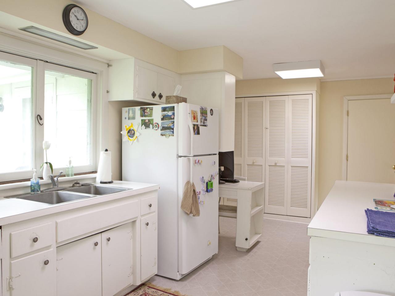 Small Kitchen Decorating Ideas 4 pke small kitchen design ideas small kitchen ideas on a budget rustic small kitchen designs Before Boring Big White Box Small Kitchen Decorating Ideas small kitchen new decorating ideas 2012 Before Boring Big White Box